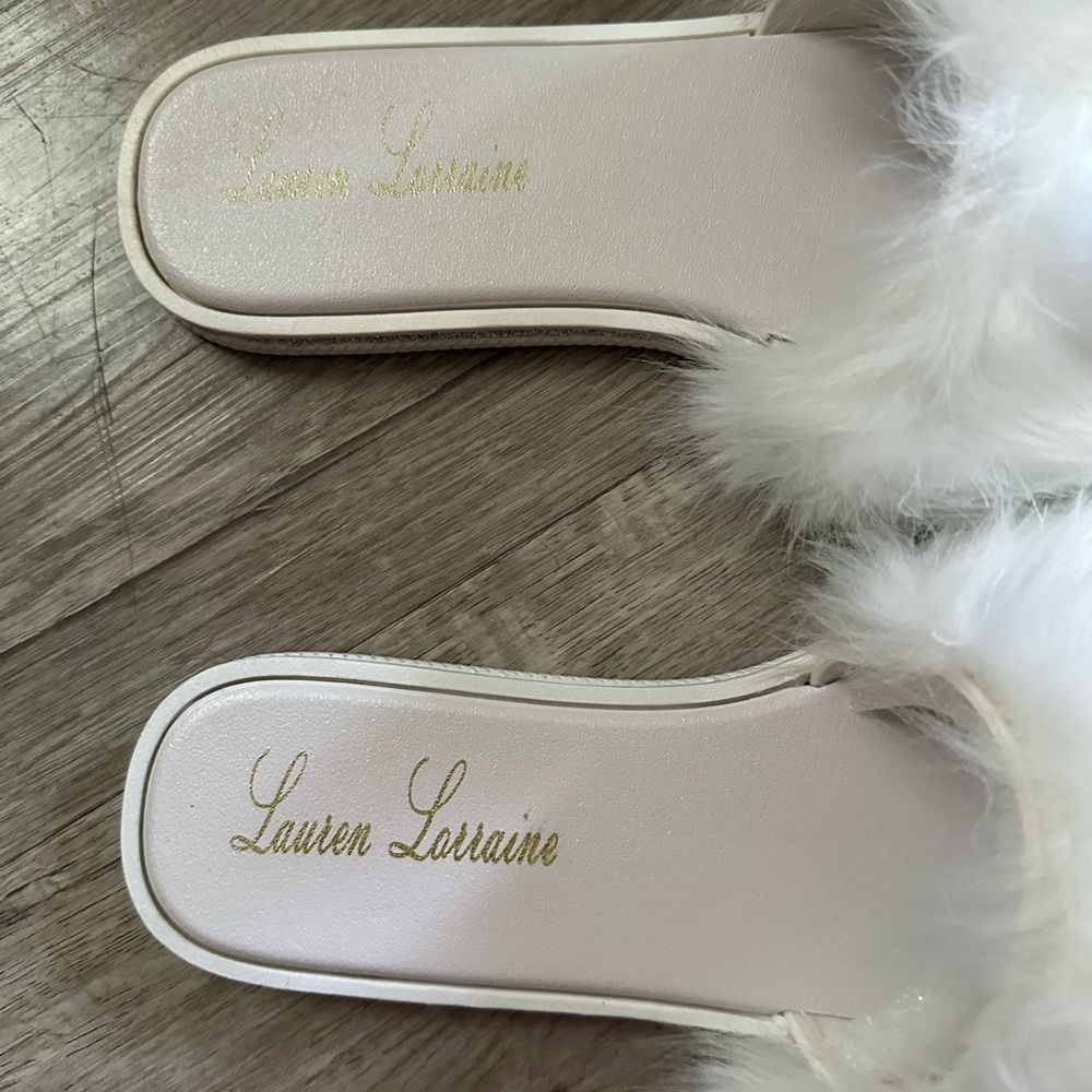 NWT Lauren Lorraine Women’s Fluffy White Faux Fur Flat Slide Sandals - Picture 4 of 9